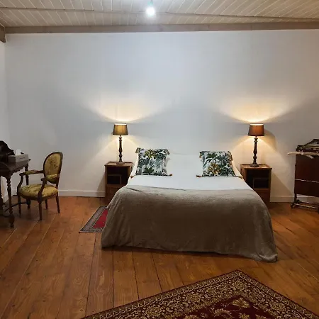 Du Château Au Pied De Cognac Hébergement de vacances Cherves-de-Cognac