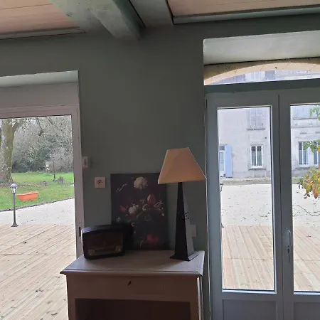 Du Château Au Pied De Cognac *